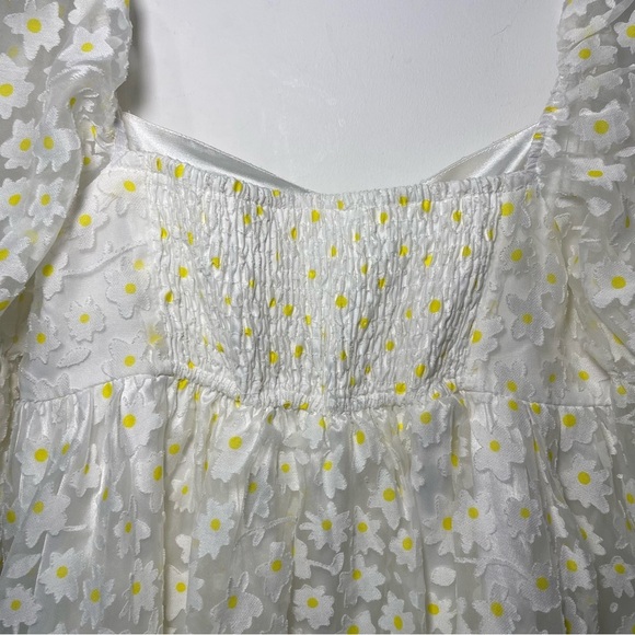 Storia Women's white sheer puff sleeve all over daisy baby doll mini dress in L - Picture 9 of 9